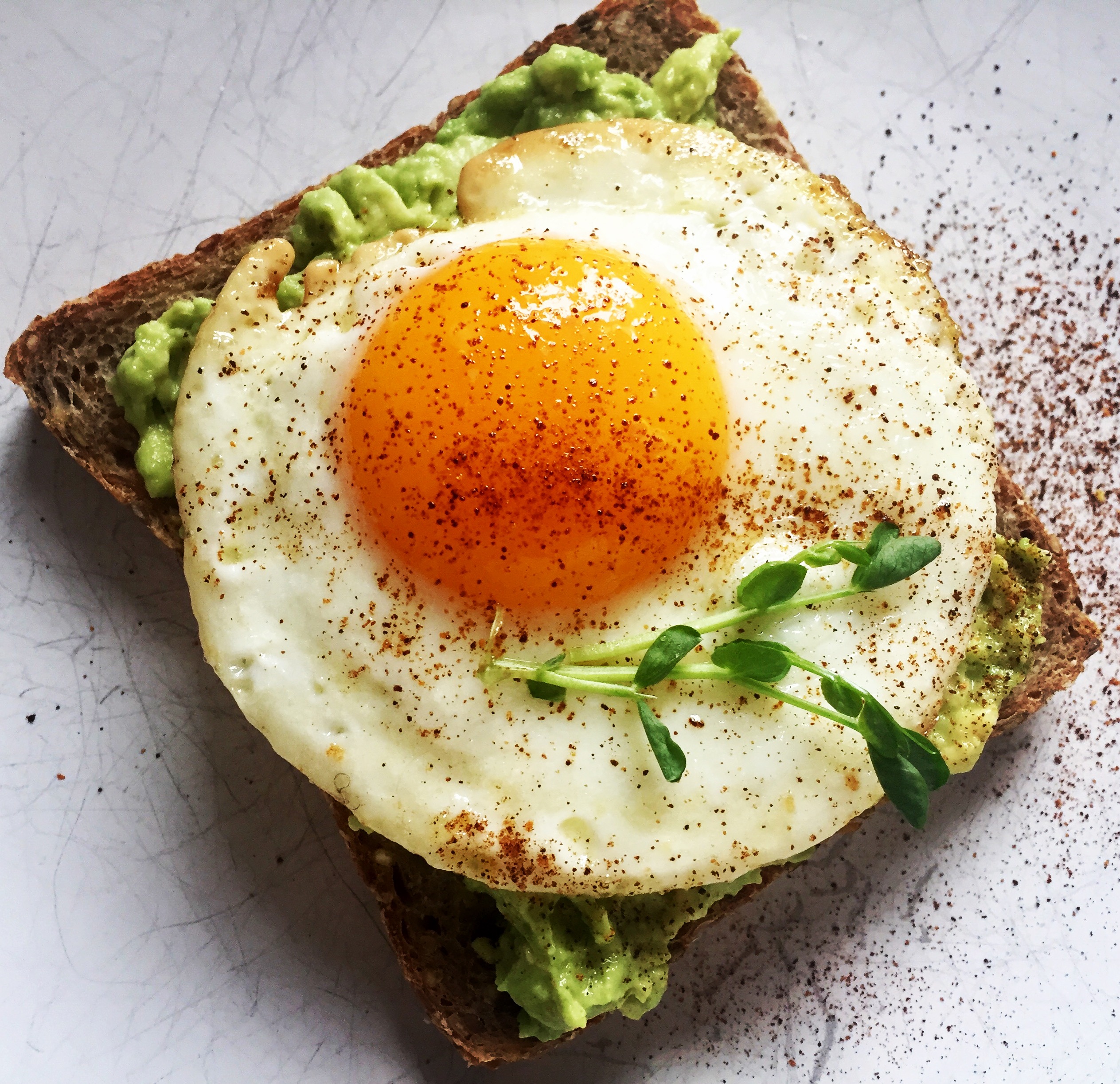 Tost z awokado i jajkiem