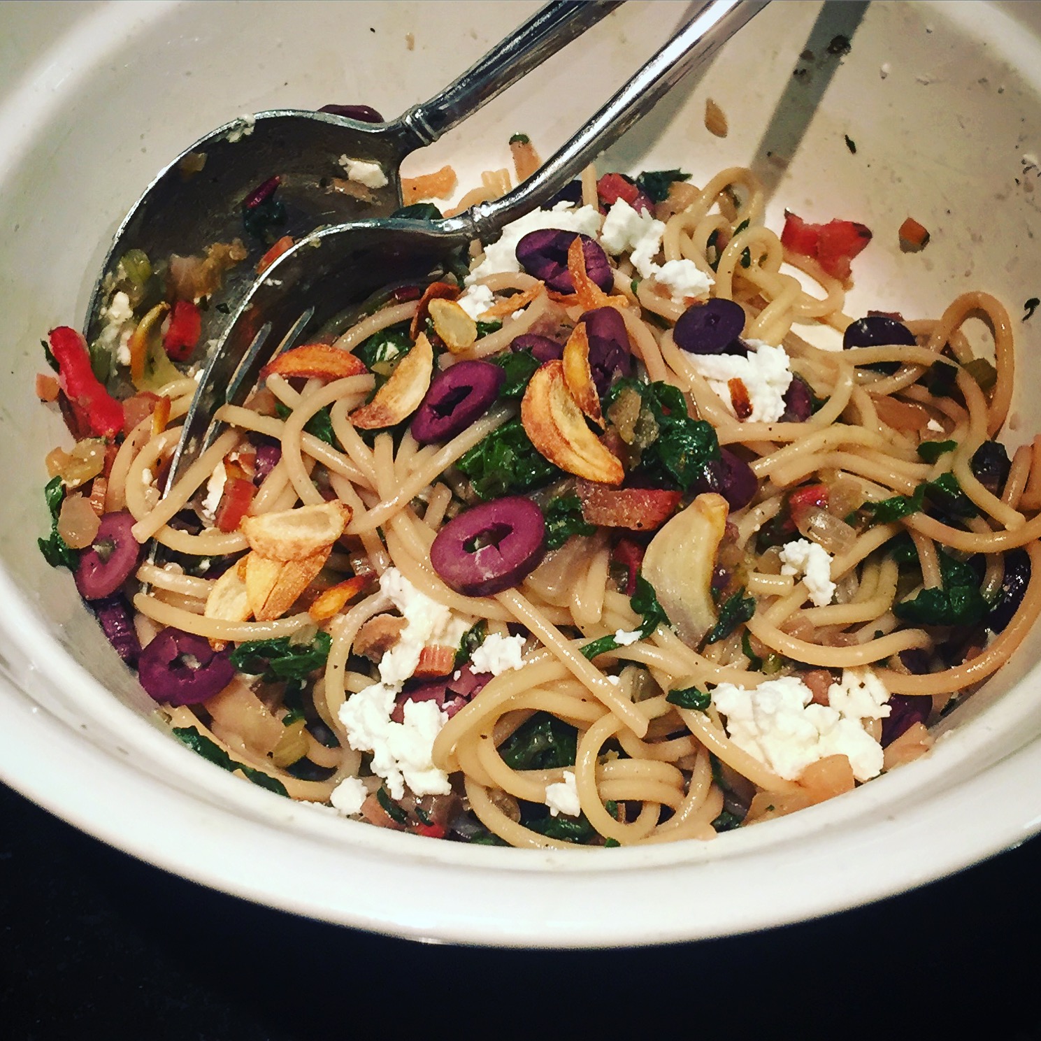 Spaghetti z botwiną, oliwkami i chipsami z czosnku