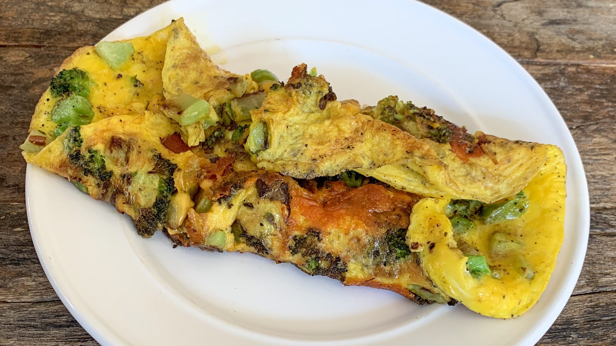 Omlet z brokułami i serem cheddar