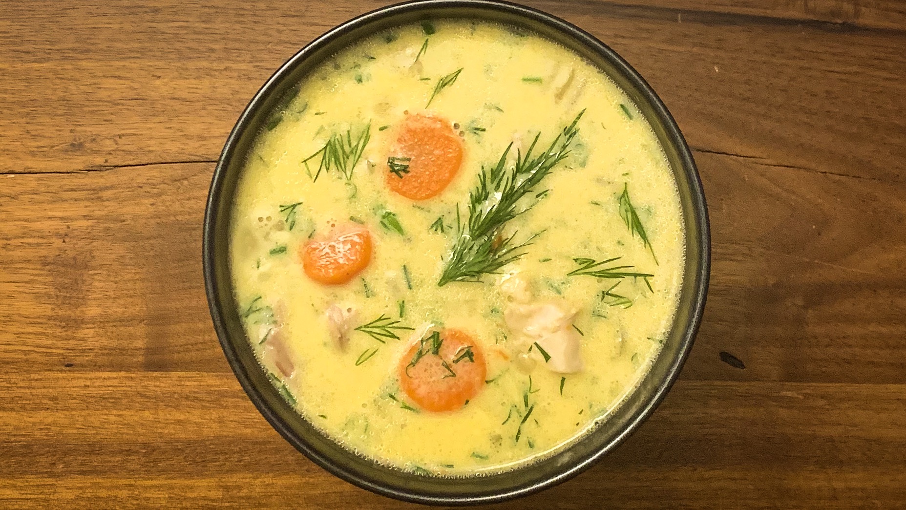 Wiosenna zupa cytrynowa z ryżem, kurczakiem i koperkiem