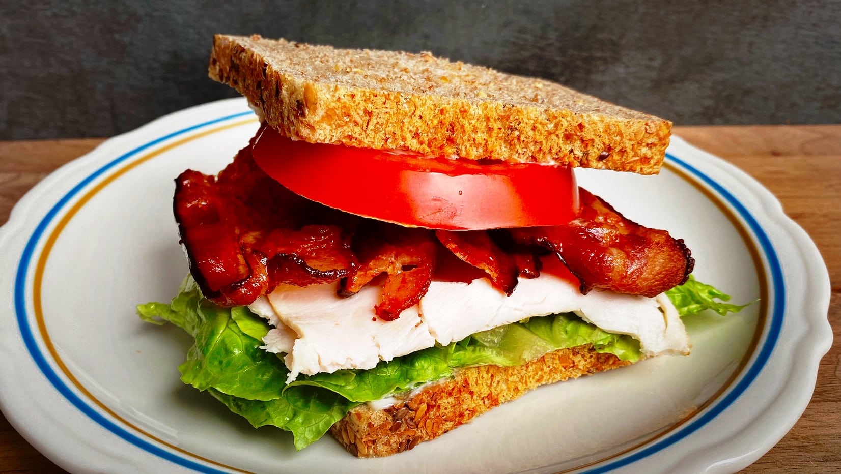 Kanapka klubowa z indykiem i boczkiem